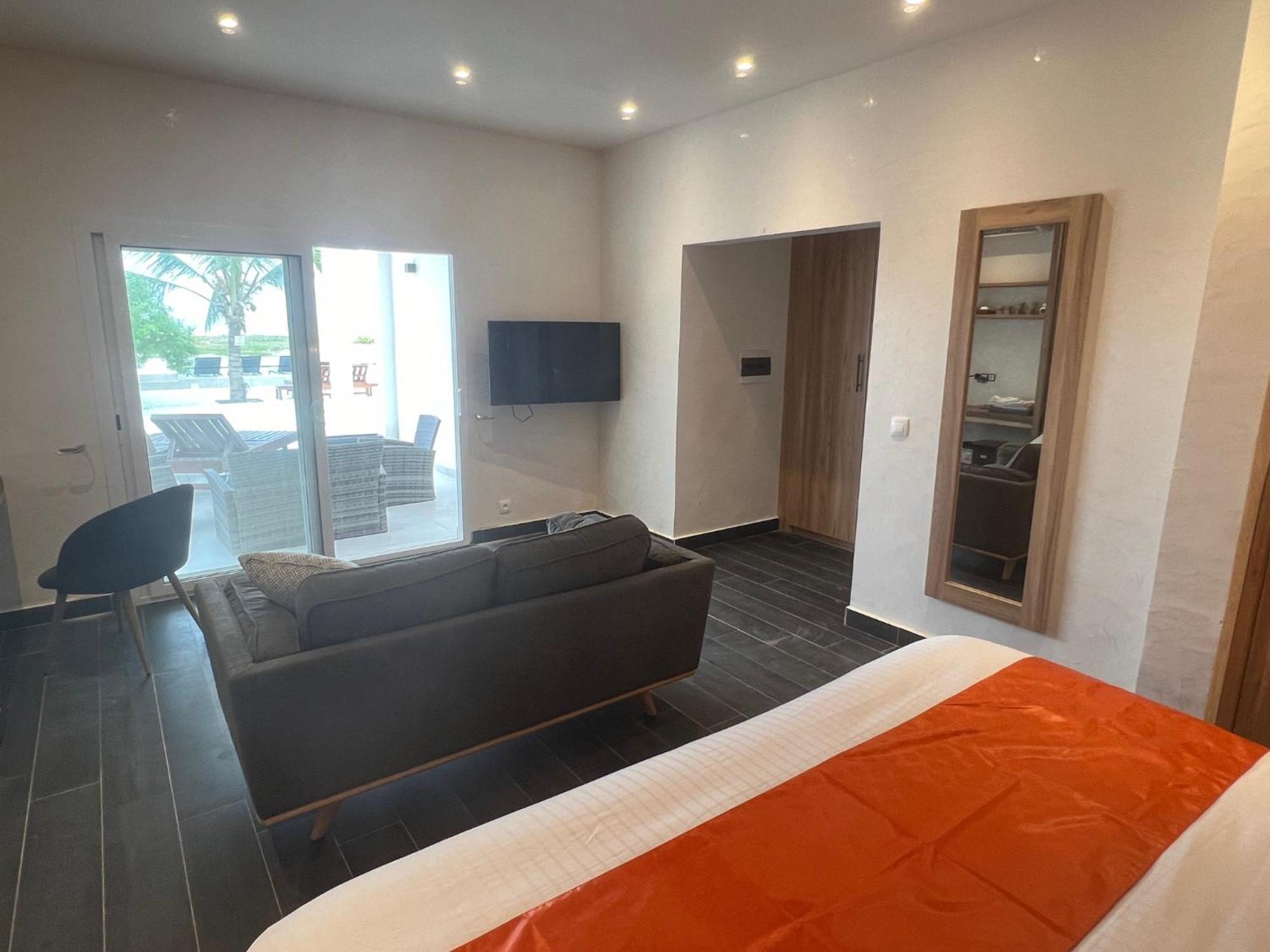 La Parenthese Hotell Mbodiène Exteriör bild