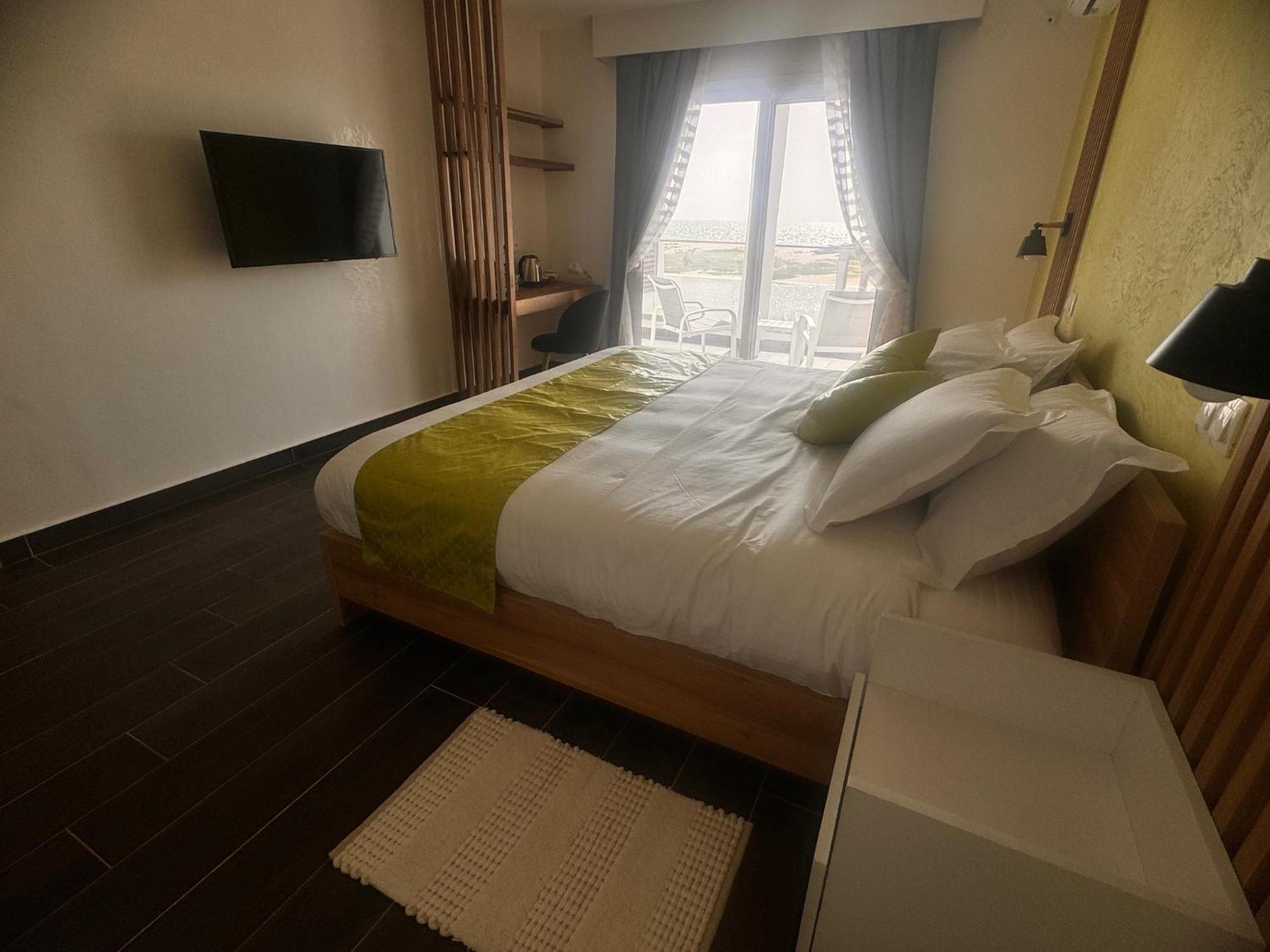 La Parenthese Hotell Mbodiène Exteriör bild