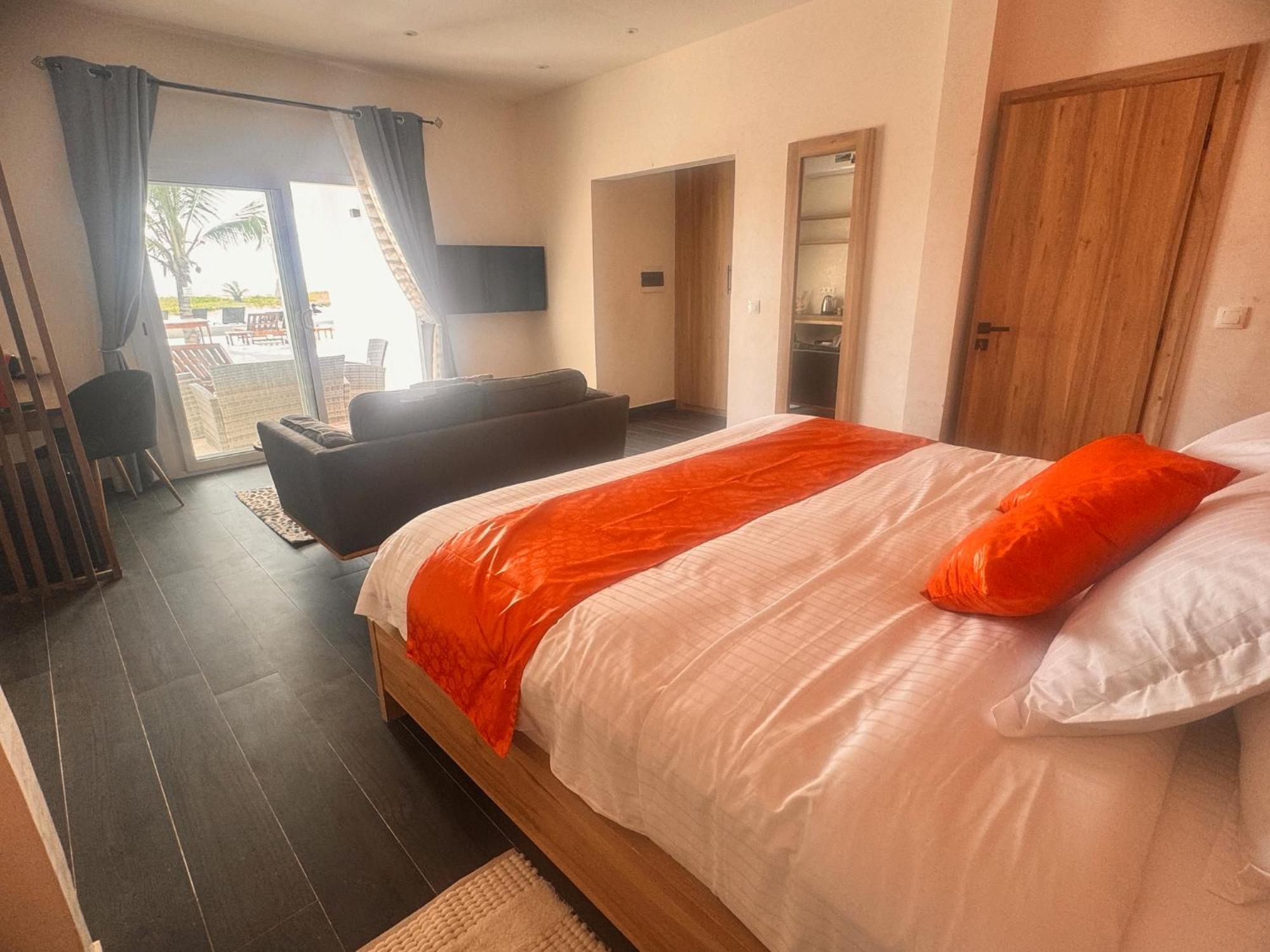 La Parenthese Hotell Mbodiène Exteriör bild