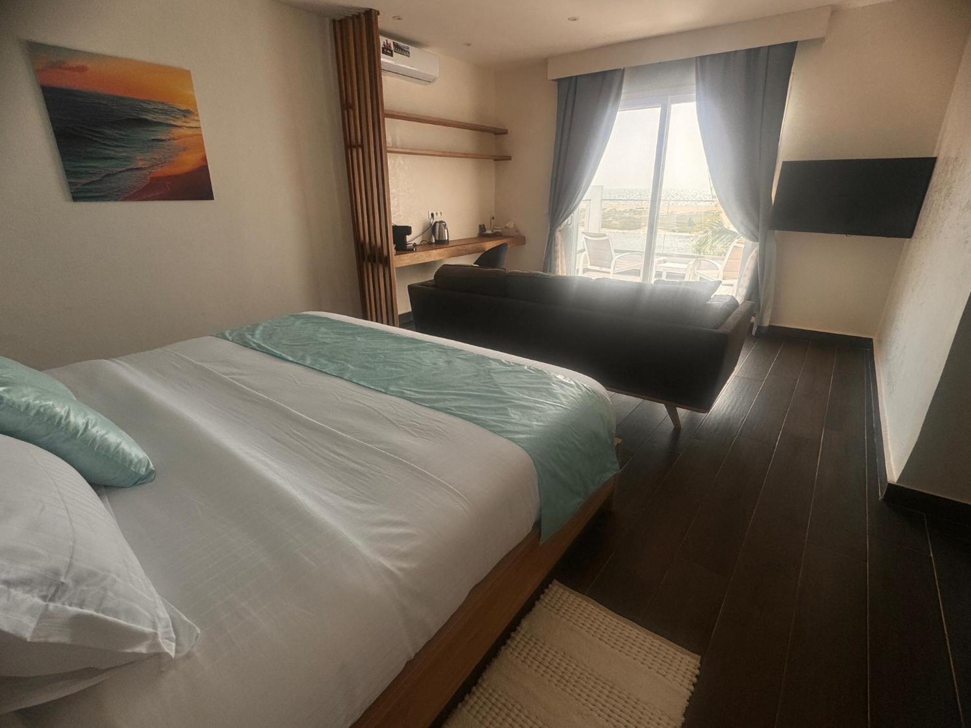 La Parenthese Hotell Mbodiène Exteriör bild
