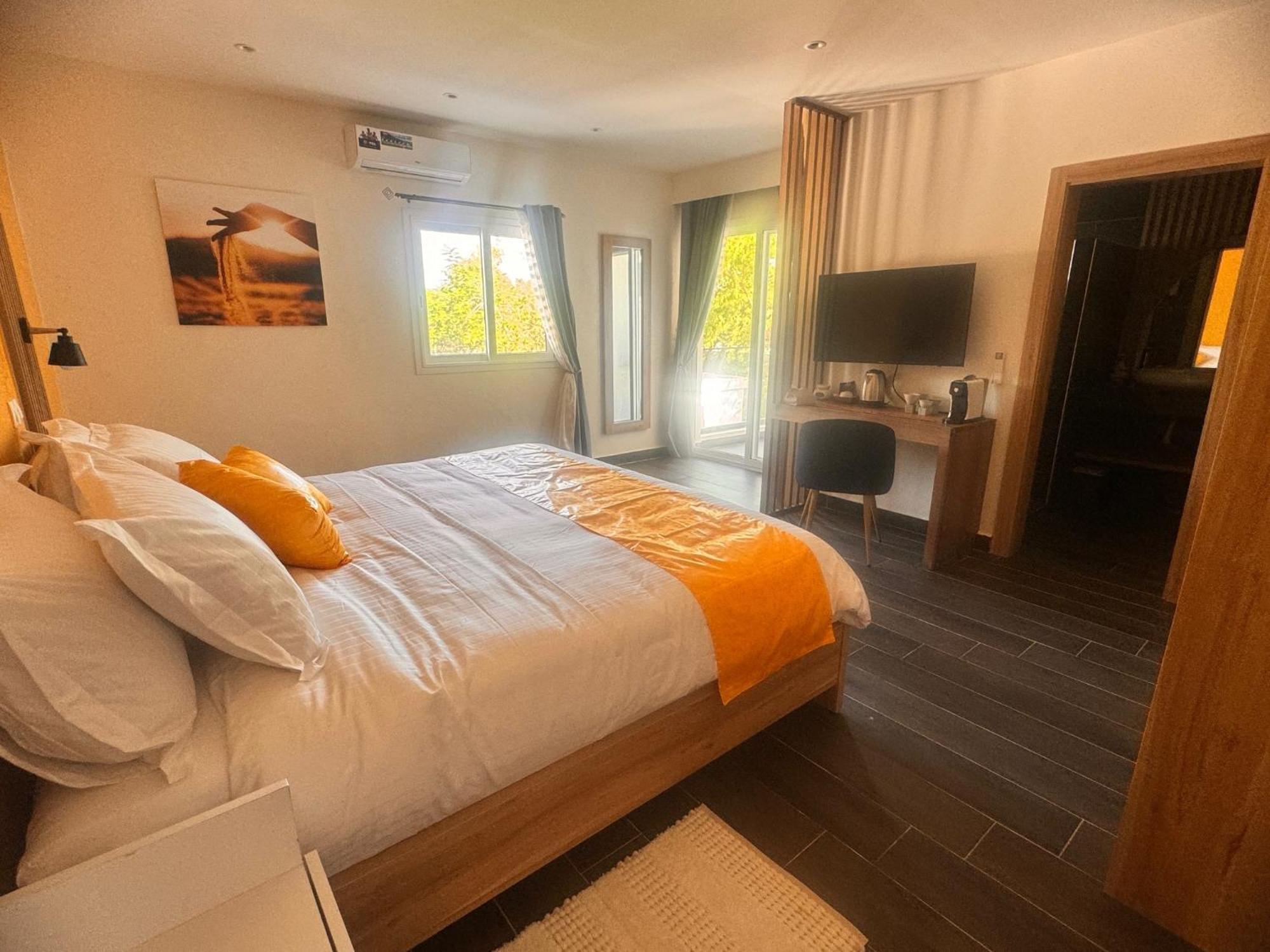 La Parenthese Hotell Mbodiène Exteriör bild