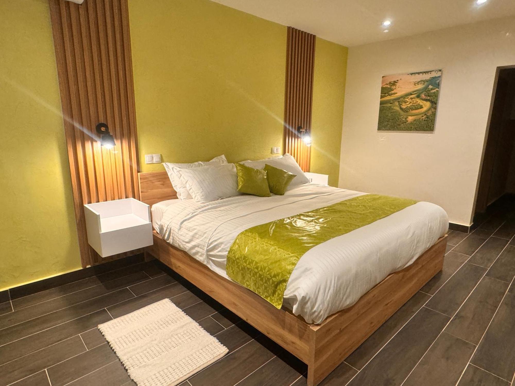 La Parenthese Hotell Mbodiène Exteriör bild